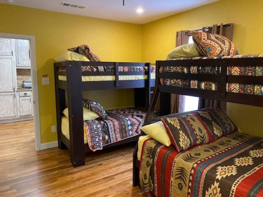Stockyards!-1 Block Away ! Cowboy Cottage Sleeps 9 Fort Worth Exteriör bild