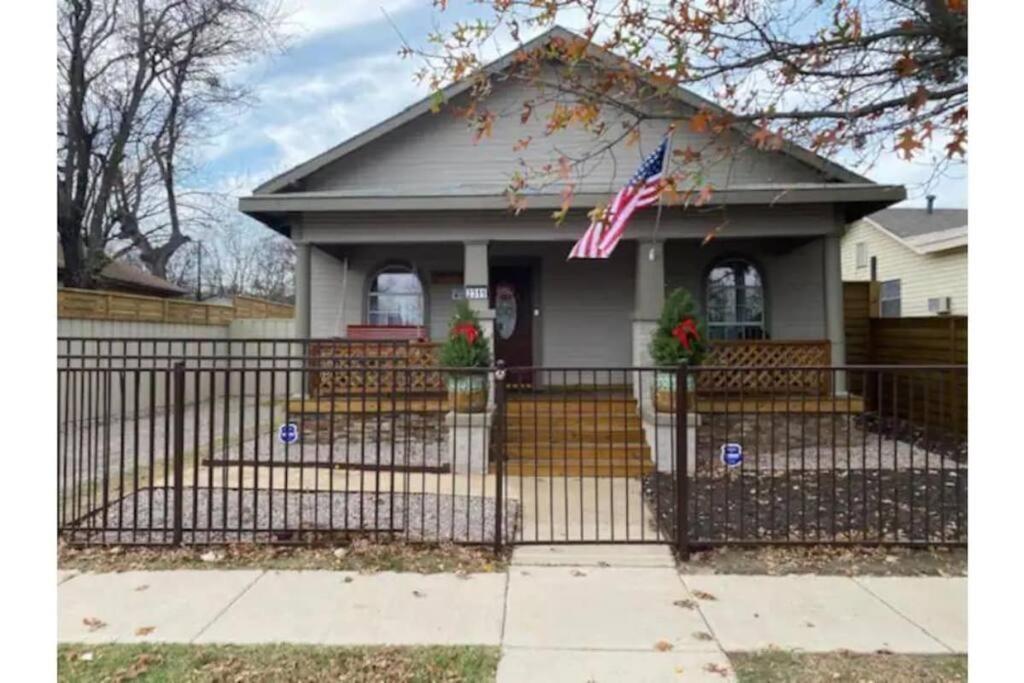 Stockyards!-1 Block Away ! Cowboy Cottage Sleeps 9 Fort Worth Exteriör bild