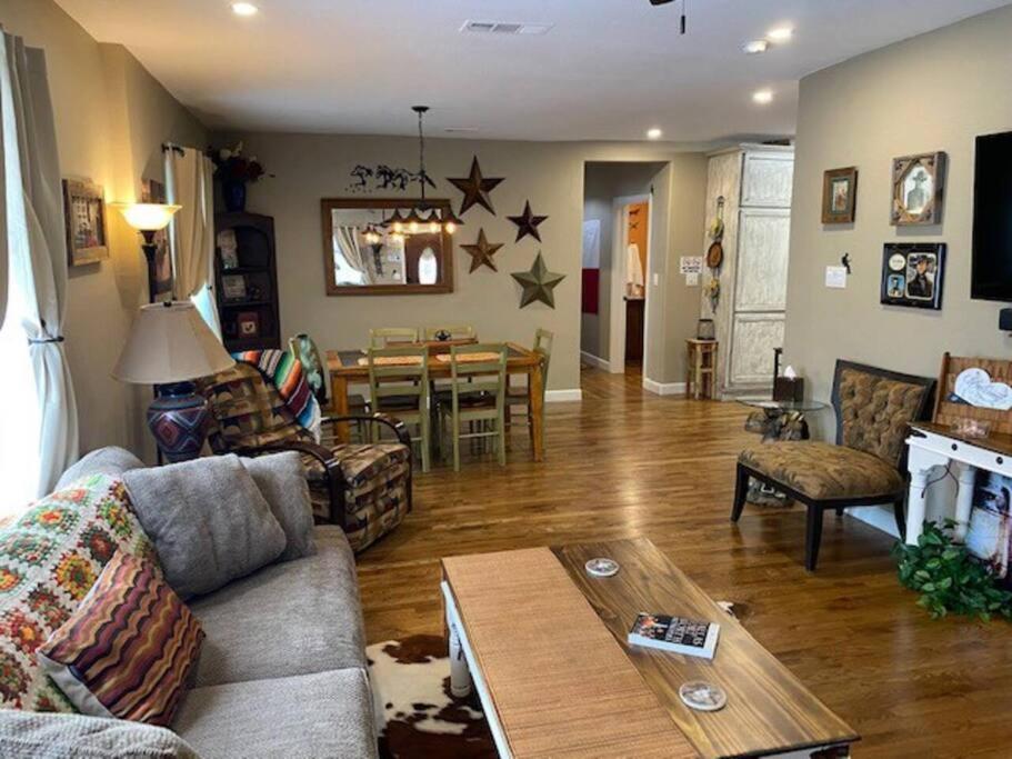 Stockyards!-1 Block Away ! Cowboy Cottage Sleeps 9 Fort Worth Exteriör bild