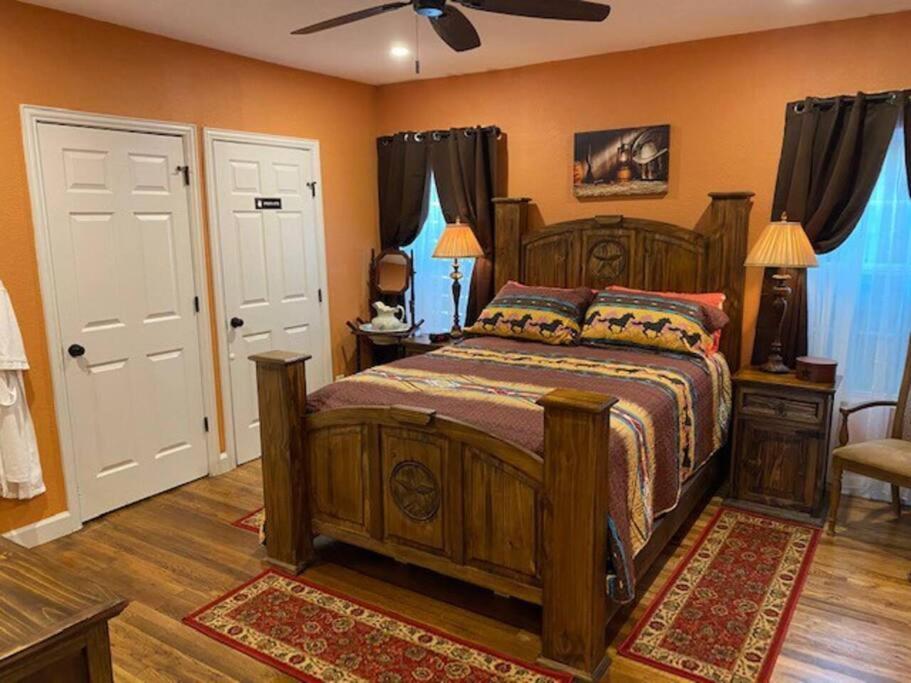Stockyards!-1 Block Away ! Cowboy Cottage Sleeps 9 Fort Worth Exteriör bild